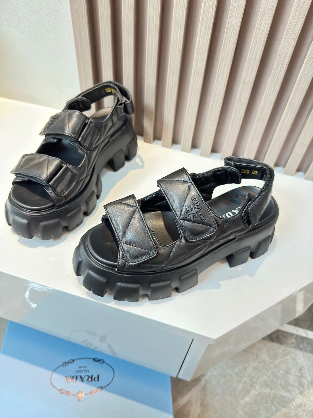 👟👟Ex-factory price 560👟👟 Prada New sandal series for summer Thick-soled sandals This is a must-have for summer. It feels soft and delicate on the feet and is extremely comfortable. You can mix it with you at will. Original molded midsole. Original foaming technology tooth outsole, size 35-41.